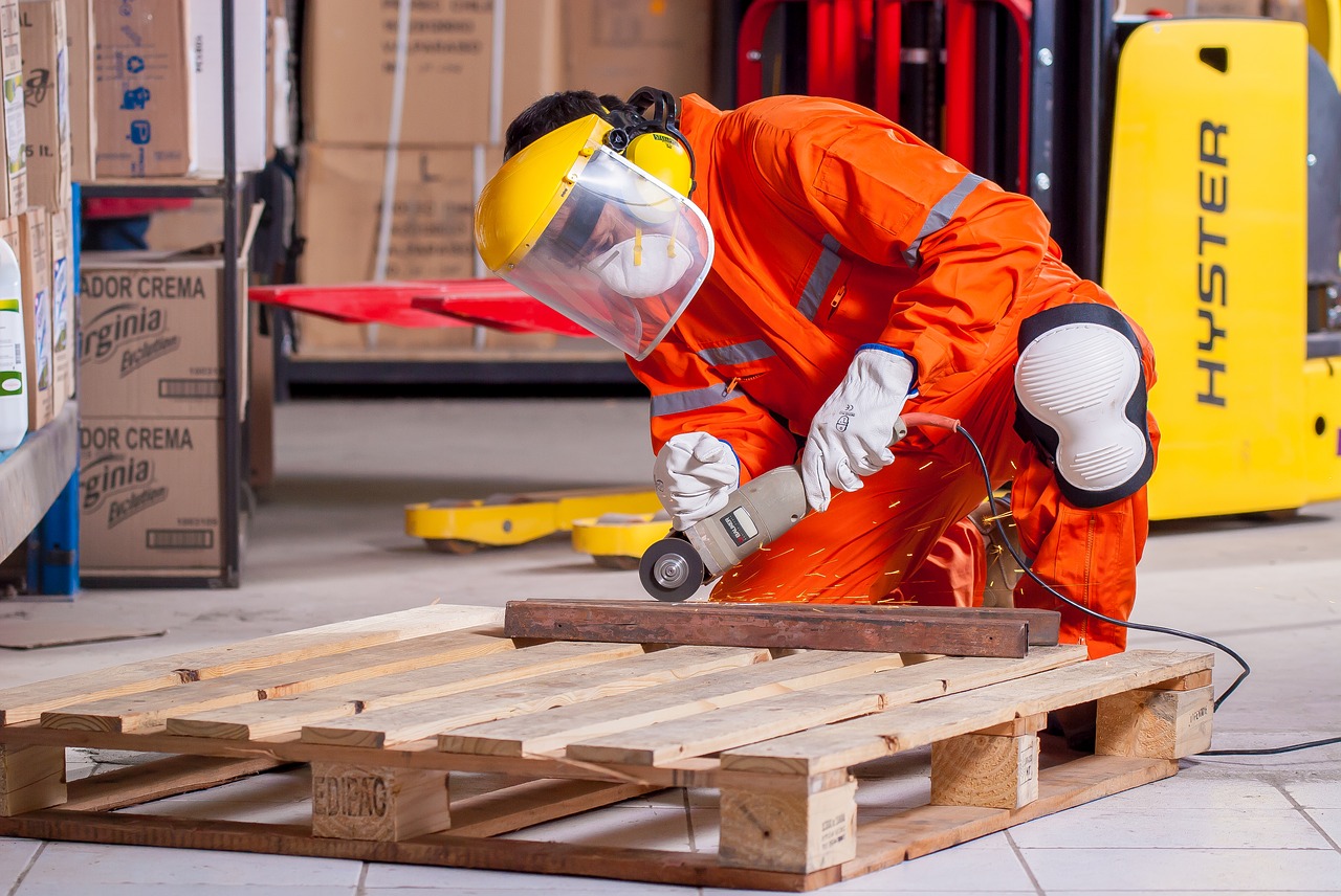 Profissional utilizando equipamentos de proteção durante atividade industrial